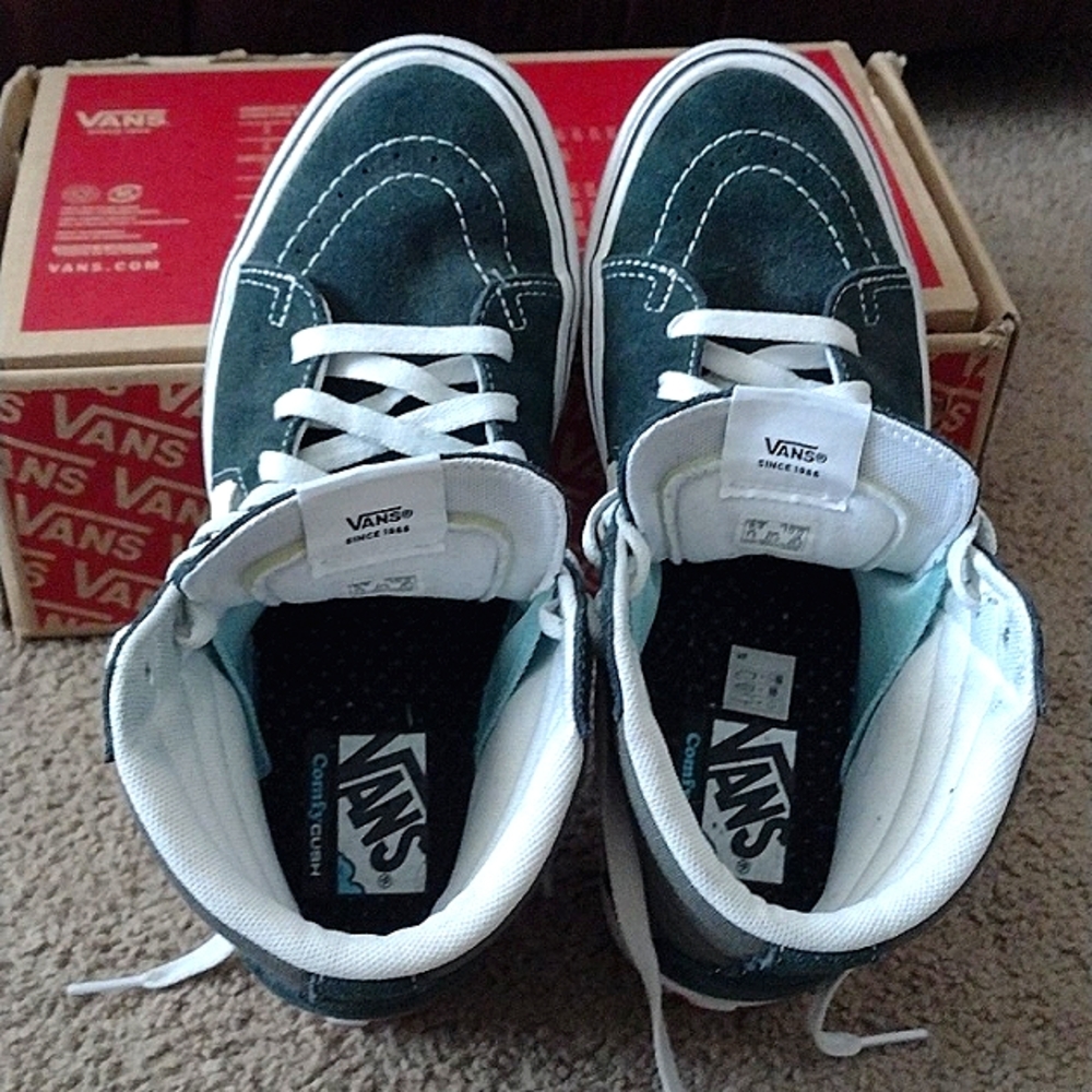 Vans sk8High-top skate shoes with a classic silhouette and Sidestrap detail.